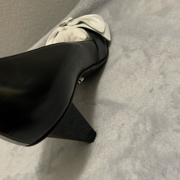 PRADA BLACK LEATHER WHITE BOW CONE HEEL PUMPS - Picture 6 of 7